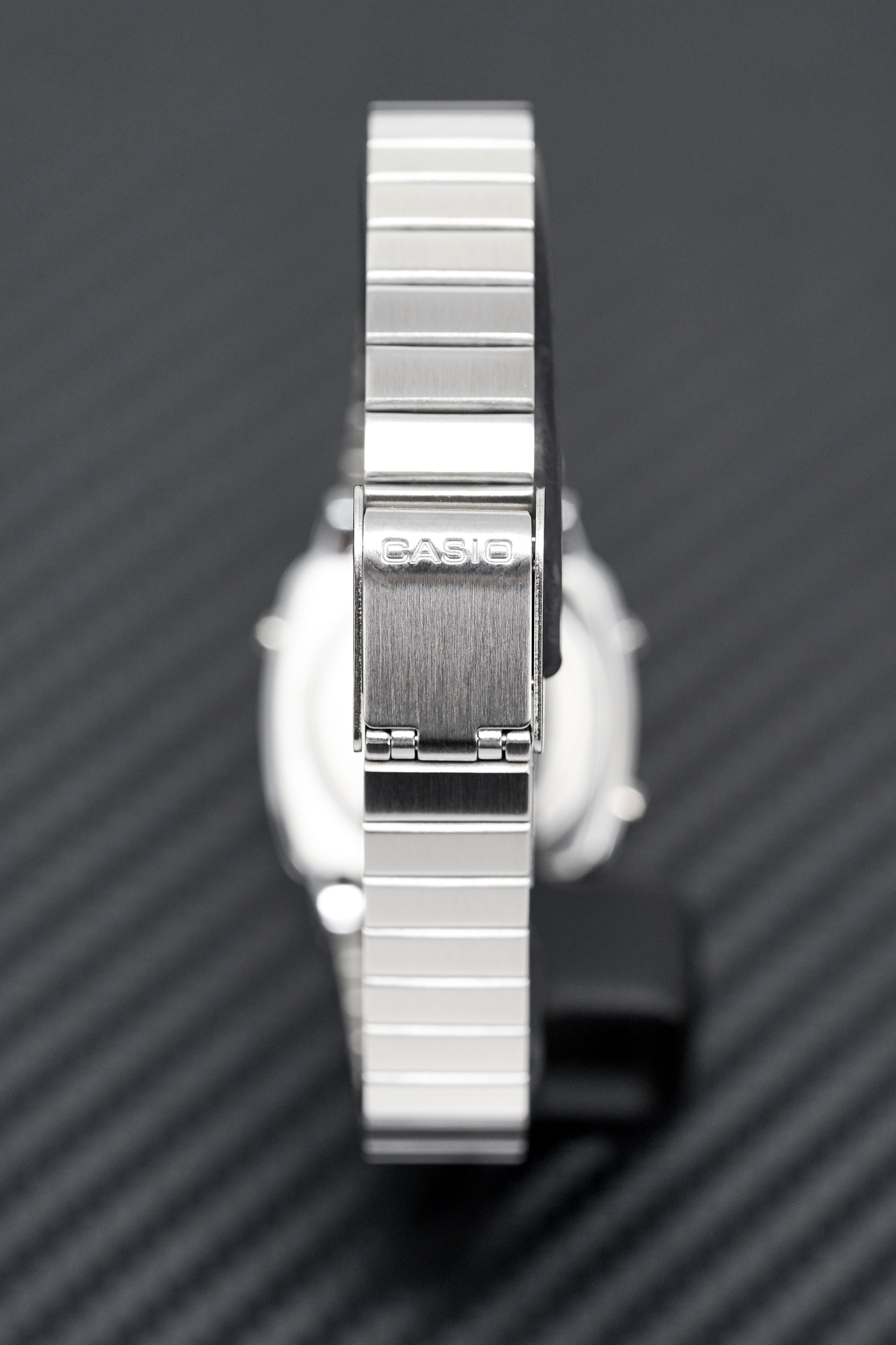 Casio Ladies Watch Digital Vintage Classic Flat Link Silver LA670WA-7DF-GR8 Sunglasses