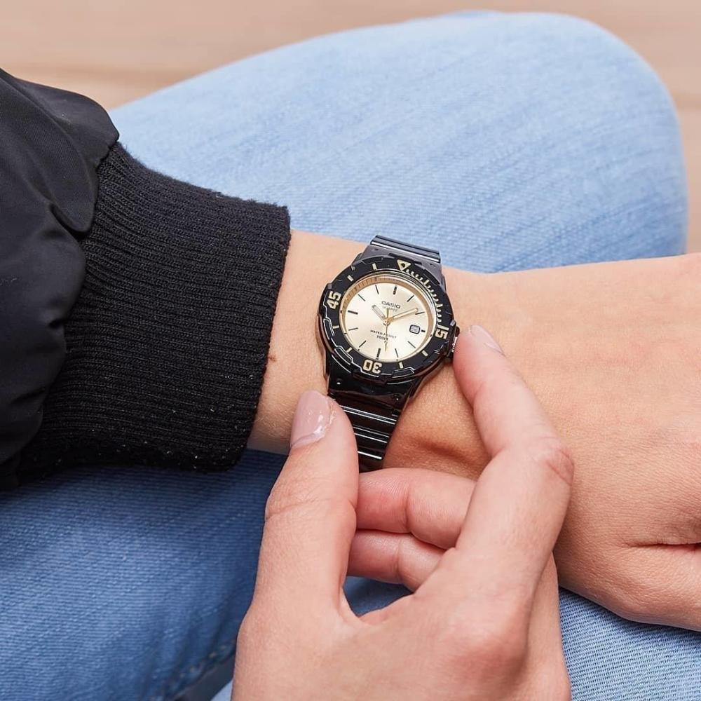 Casio Women's Watch Analogue Black Gold LRW-200H-9EVDF-GR8 Sunglasses