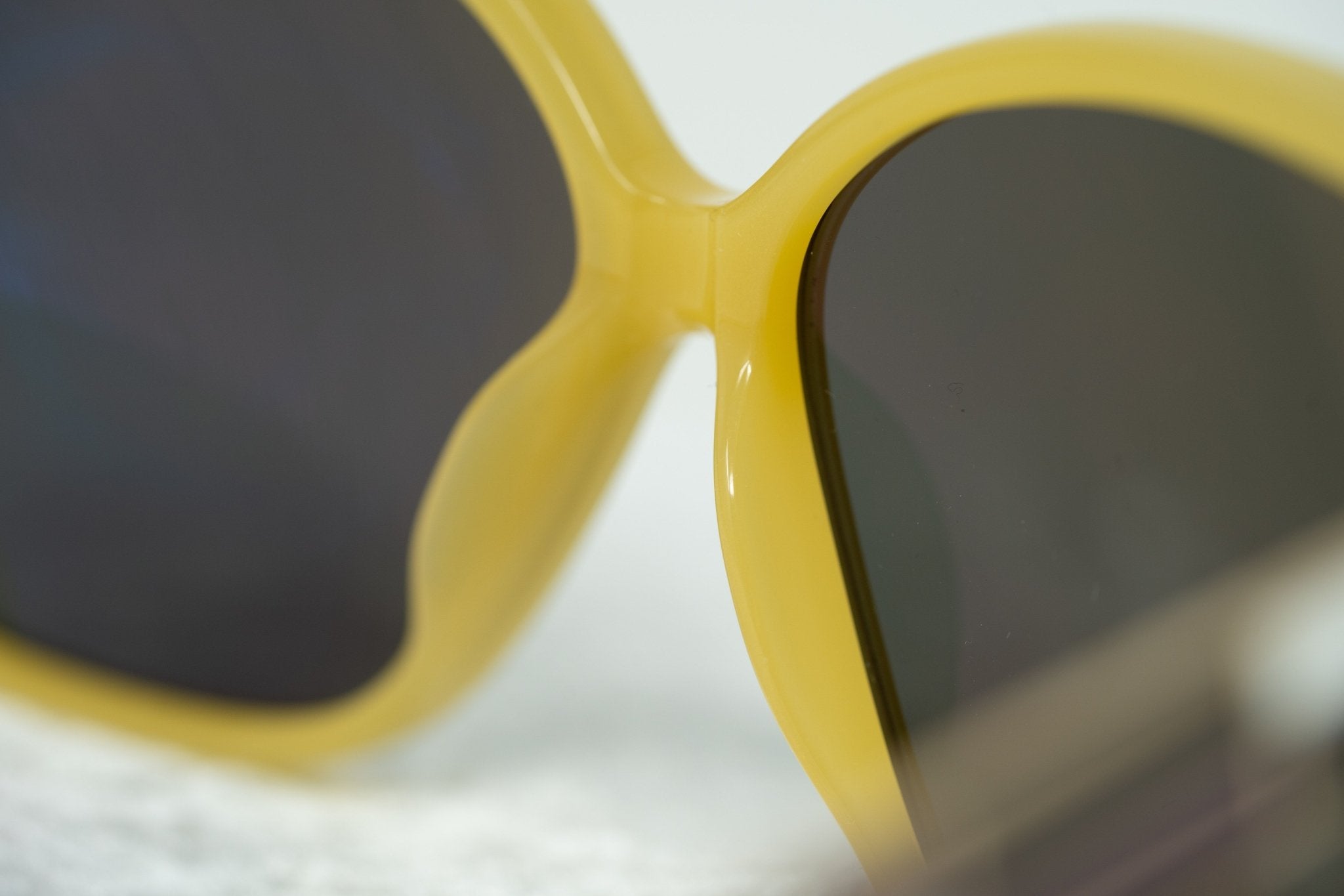 Oscar De La Renta Sunglasses Oversized Gold-GR8 Sunglasses