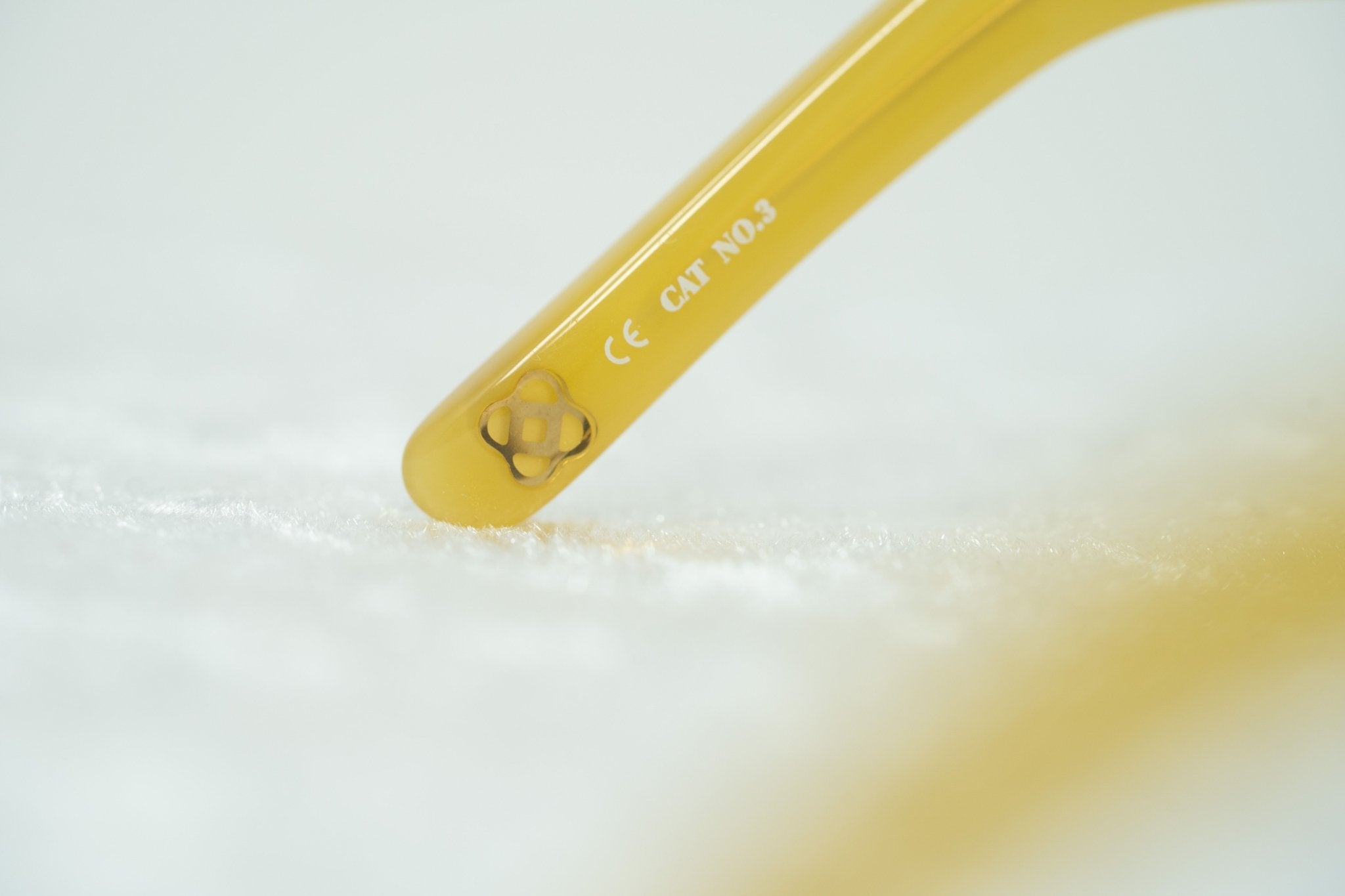 Oscar De La Renta Sunglasses Oversized Gold-GR8 Sunglasses