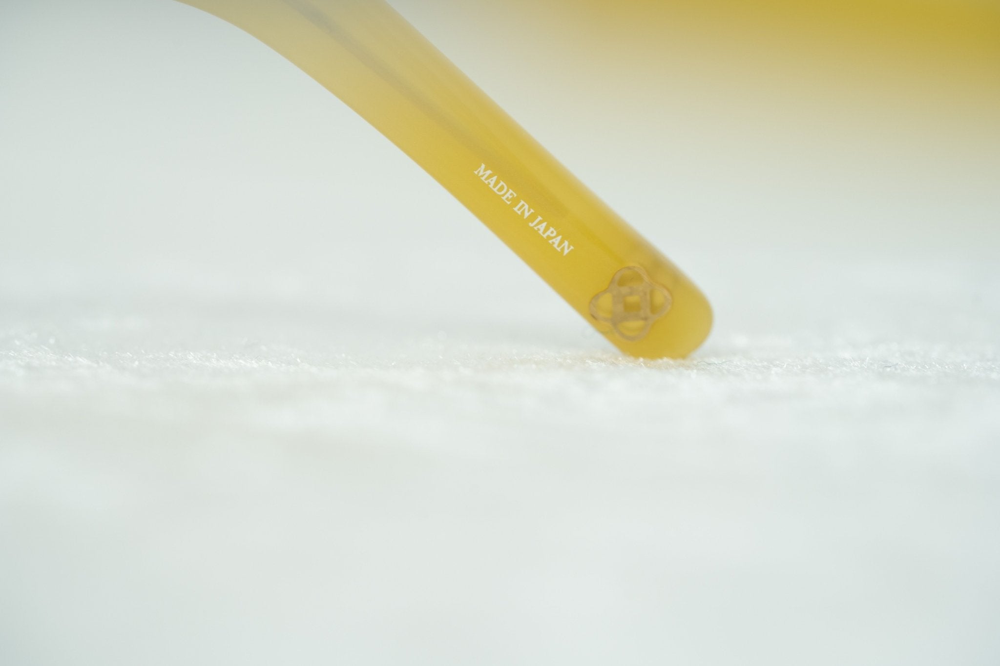 Oscar De La Renta Sunglasses Oversized Gold-GR8 Sunglasses