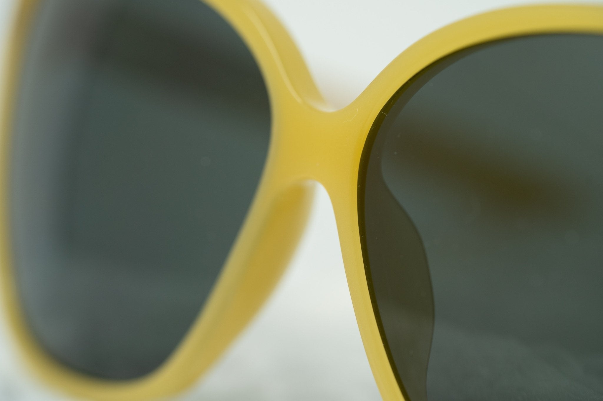 Oscar De La Renta Sunglasses Oversized Gold-GR8 Sunglasses